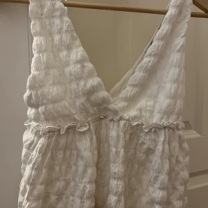 Söt topp - Söt sommartopp som man kan ha lite till vad som helst, från pull & bear 