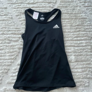 Adidas Linne - Ett adidas tränings linne! Linnet är i storlek m barn, men passar vuxen xs/xxs! 