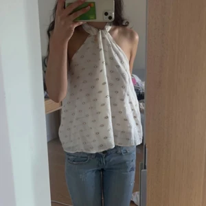 Eftertraktad zara topp!! - Jättefin topp från zara som är mycket eftertraktad, funkar fint till middagar och fester. Nästan helt ny, endast använd några få gånger.