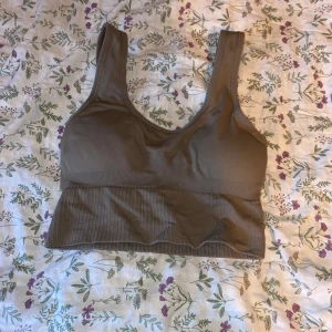 Träningstopp - Fin sport-bh som även går att använda som träningstopp! Hör av er till mig om ni har frågor eller vill ha fler bilder! Har även lagt upp en del andra träningskläder på min plick så kika gärna där vid intresse!🤩