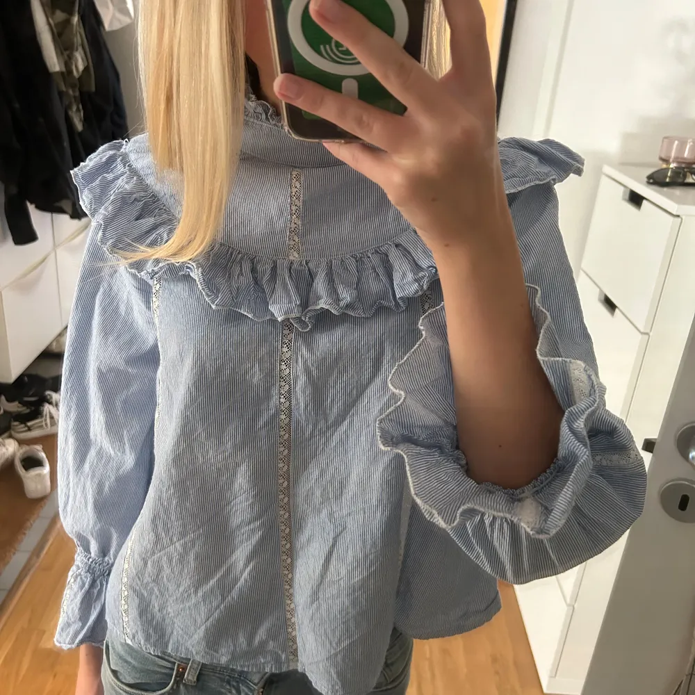 Så så fin blus som jag köpte på sellpy💘står storlek ”y12” men skulle säga att den sitter som en xxs💋💋 pris kan diskuteras. Puserot.