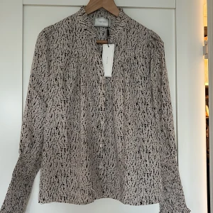 Neo noir blus - Neo noir blus helt ny. Storlek 36.