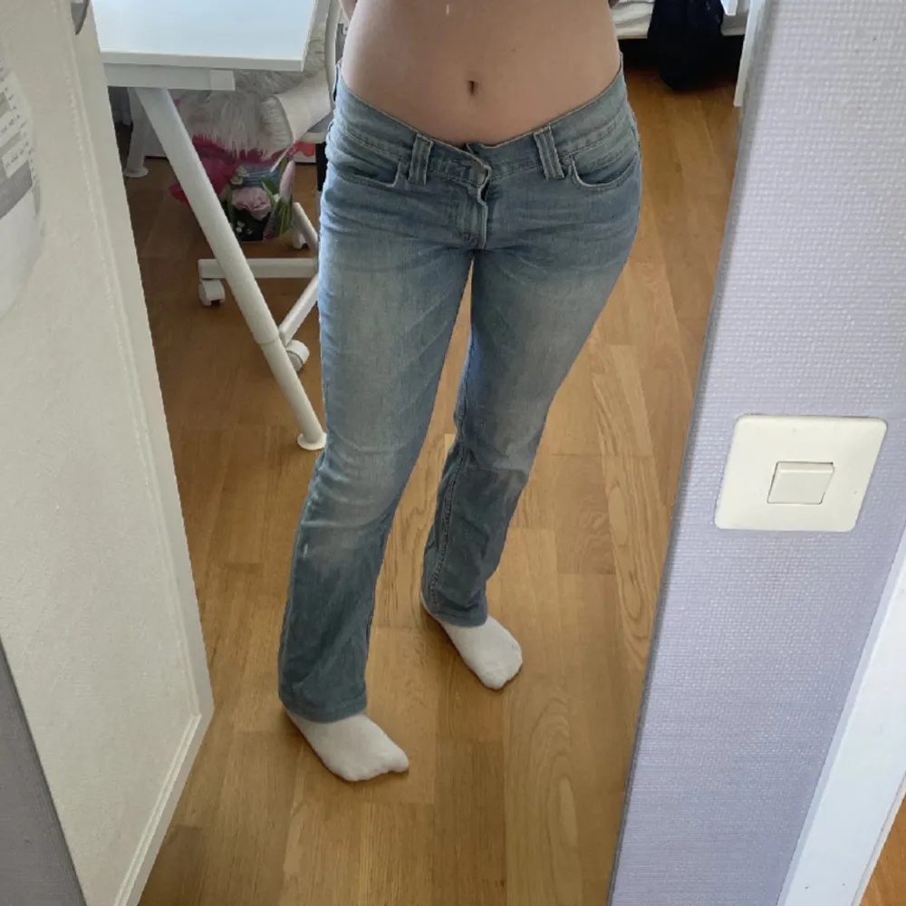 Säljer nu mina vintage Levis jeans då det blivit för stora! De är sparsamt använda och modellen är straight (en blandning mellan skinnt och bootcut). OBS de första tre bilderna hade dåligt ljus, bild fyra visar den korrekta färgen på byxorna🩵💙 Är 165. Jeans & Byxor.