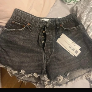 Zara shorts - Säljer samma shorts i storlek 40 säljer då de är för stora för mig