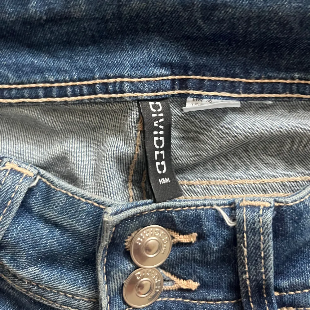 Jeans från hm divided i storlek 36, bra skick, endast en liten fläck som ni ser på bilden och lite lite slitna längst ner💕. Jeans & Byxor.