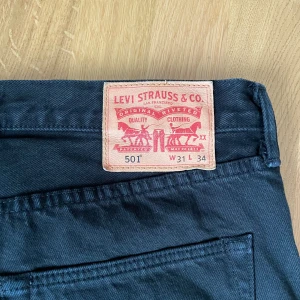 Svarta Levis - Jeans med låg midja och rak modell