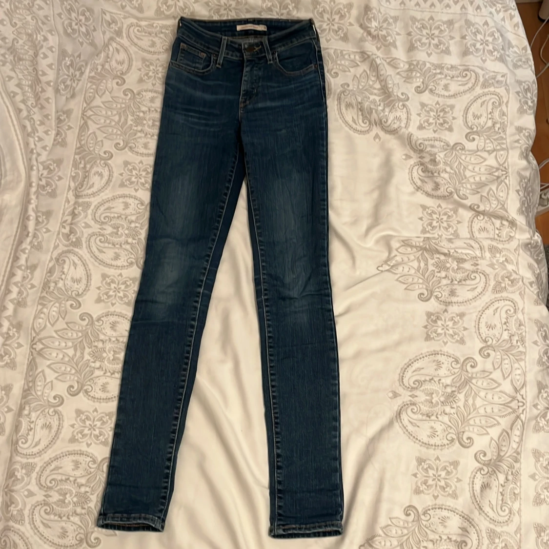 Mörkblå skinnyjeans från Levis  - 1