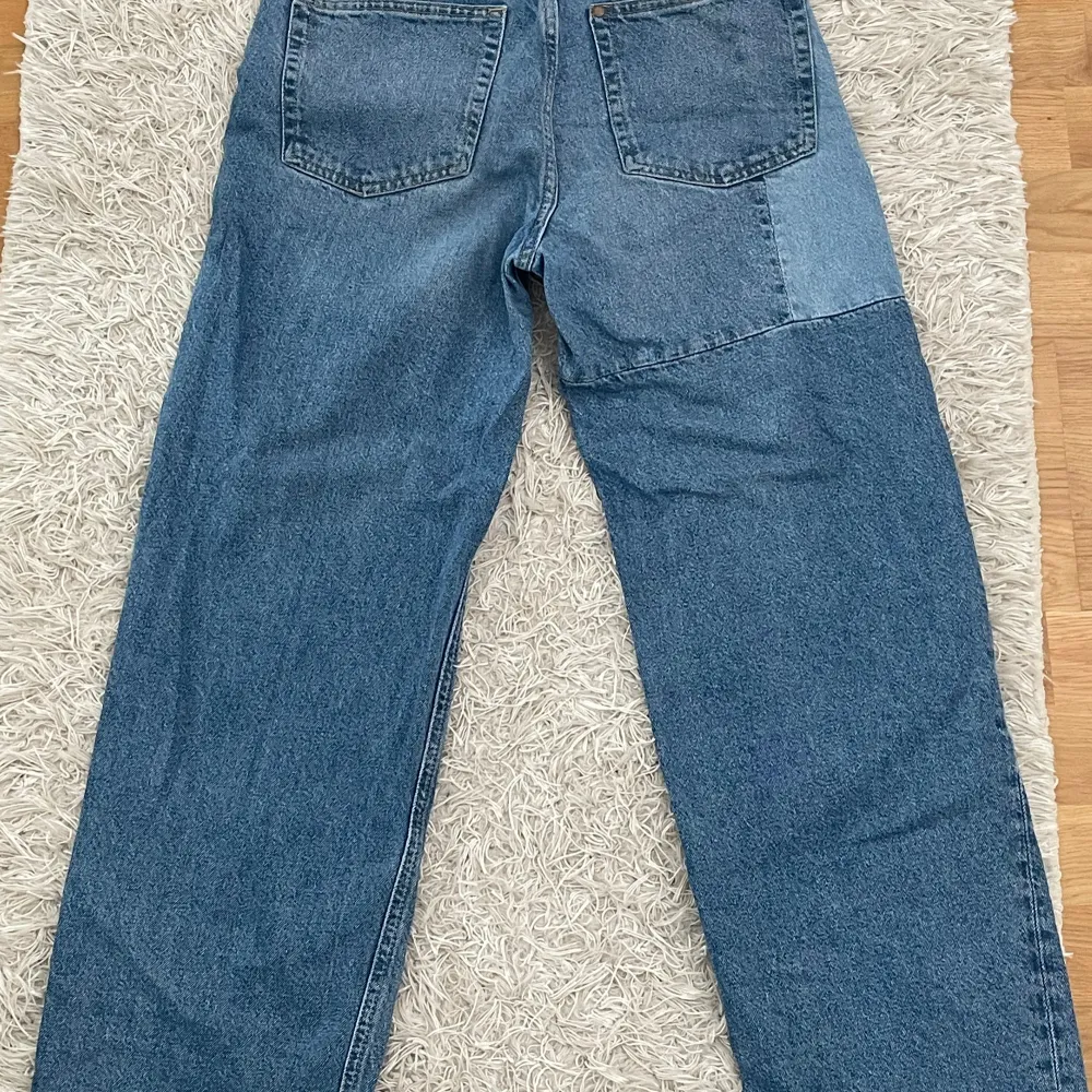 Skithäftiga jeans med 2 färgblock. Välanvända men bra skick💕 hög midja, storlek 38 men skulle säga att de passar 36 också. Jeans & Byxor.