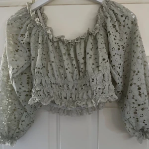 Grön blus från Bik Bok - Säljer en superfin grå topp från Bik Bok med spetsmönster🫶🏼🫶🏼 