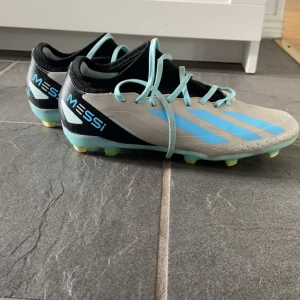 Adidas Messi fotbollskor - Säljer nu dessa adidas fotbollskor, Messi edition som jag använt en gång, säljer då dom är för små för mig. Nypris 1999 
