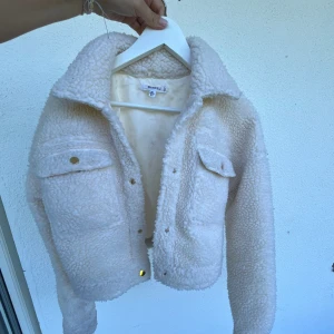 Vit teddyjacka  - Mysig jacka från missguided. 
