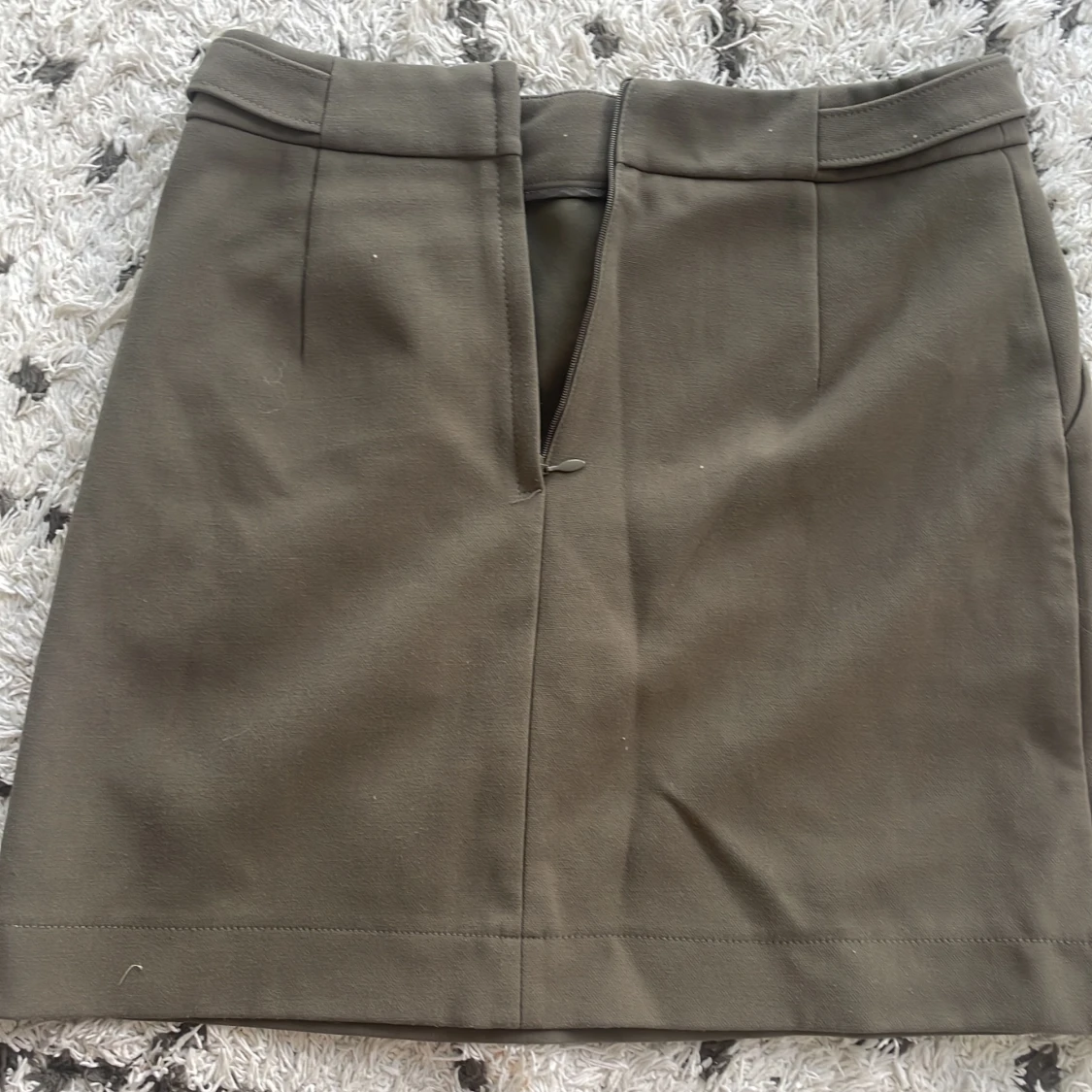 Olivgrön kjol med knappar - 90