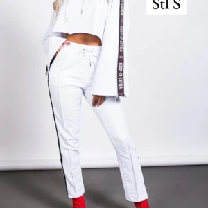 Mjukisdress  - Mjukisdress från Madlady x Antonija Mandir. Aldrig använd, ligger kvar i sin originalpåse.  Nypris: 699kr/st (1398kr)  Pris kan diskuteras. 