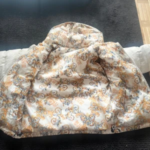 Versace jacka - Köpt för 8000kr har haft den ett tag lite smutsigt men kan tvättas Kan bytas ut mot saker ochså Säljer för att jag Behöver pengar och andvänder inte Kan frakta annars möts upp i stockholm