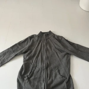 En riktigt soft hel zip tröja från mango  - En riktigt soft tröja i xs jag använde den förut fast inte så mycket så den har inga slitningar eller hål! 