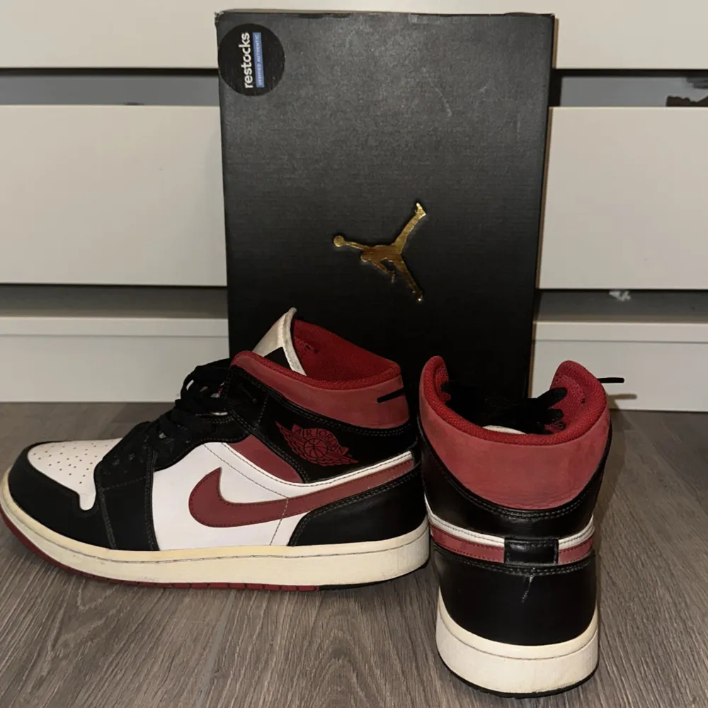 Säljer ett par Nike Air Jordans i storlek herr 44. Skorna är i färgerna svart, vitt och rött med snörning. De är i bra skick. Perfekta för både vardag och fest! Skorna är köpta på restocks för 2500 kr nypris. Skriv d. Skor.