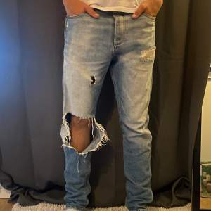 Säljer nu dessa feta Jack and Jones jeans☀️🌊 slitningarna på jeansen går att laga själv om man vill därav priset. Hör av er vid frågor eller funderingar. Modellen är 179cm och väger 62kg. Priset är ej hugget i sten. 