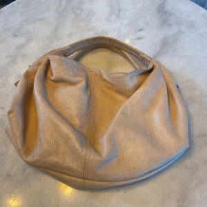 Beige väska  - Detta är en beige väska från märket BRUUNS BAZAAR copenhagen jag säljer denna väska för att den inte kommer till användning🩷