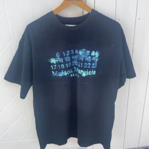 Maison Margiela t-shirt - Säljer nu en skön Maison Margiela tisha. Väldigt bra skick, sitter lite oversized.  Skriv vid funderingar🙌