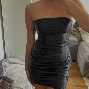 Festlig Klänning bikbok  - Festlig klänning från Bikbok, helt ny aldrig använd. Storlek S men passar även M.   Nypris: 399kr Mitt pris: 100