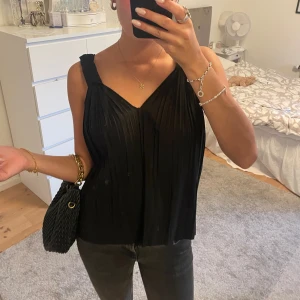 Linne - Superfint linne/topp! Endast använd en gång🩵 Kolla bion innan du köper❣️