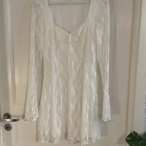 Spetsklänning  - Från Gina, aldrig använd då den var för stor, nypris 500kr
