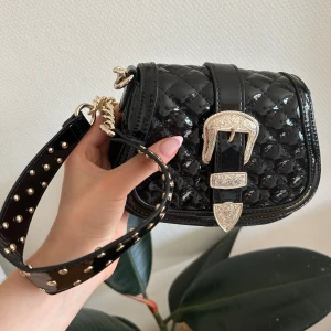 Liten axelremsväska  - Liten svart väska från roccobarocco. Guldiga detaljer. Som ny, inga tecken på användning 💘 Nypris: ca 1300kr Mitt pris: 100kr  