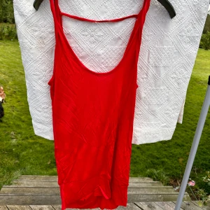 Fest top  - Röd fest top med djup urringning bak