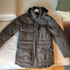 Helly Hansen - Sparsamt använd jacka från Helly Hansen. Vind och vattentät. Alla dragkedjor är hela och det finns inga andra fel på produkten. Storlek S, passar som M. 
