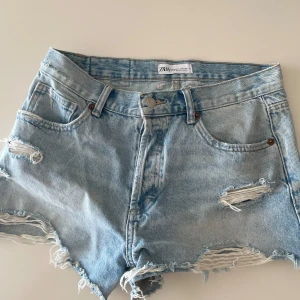 Jeansshorts  - Jeansshorts från zara mid waist i strl 36. Superfina men passar tyvärr inte längre. Använda men bra skick💞