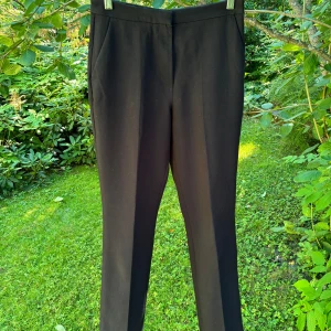 HM kostymbyxor tall - Svarta kostymbyxor från hm med normalhög midja. Raka och långa i modellen. Två sneda framfickor och två fejkade bakfickor. Använda men i bra skick, ej noppig. 