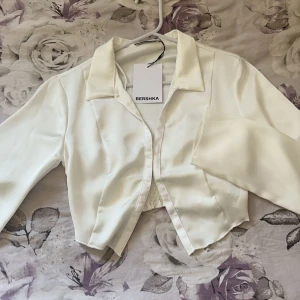 Skjort tröja bershka - Skjort blus ifrån berska i silke material Med lappen kvar 