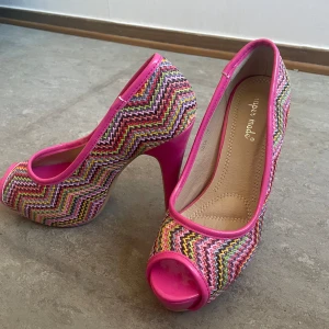 Klack skor - Kan inte riktigt se vilket märke det är, men det står där i