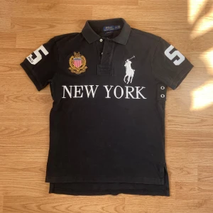 Ralph Lauren New York Polo/Pike - !skicka bud för snabb affär! Riktigt fet Ralph Lauren newyork piké. Storlek S. Jätte bra skick. Skriv om ni undrar någonting eller om ni vill ha fler bilder 📲