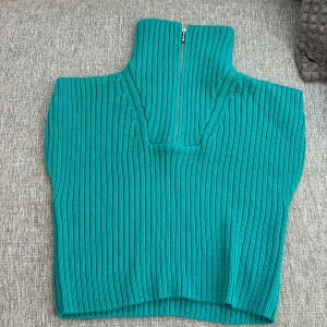 Stickad kortärmad tröja  - Den är i bra skick och är använd ett fåtal gånger 