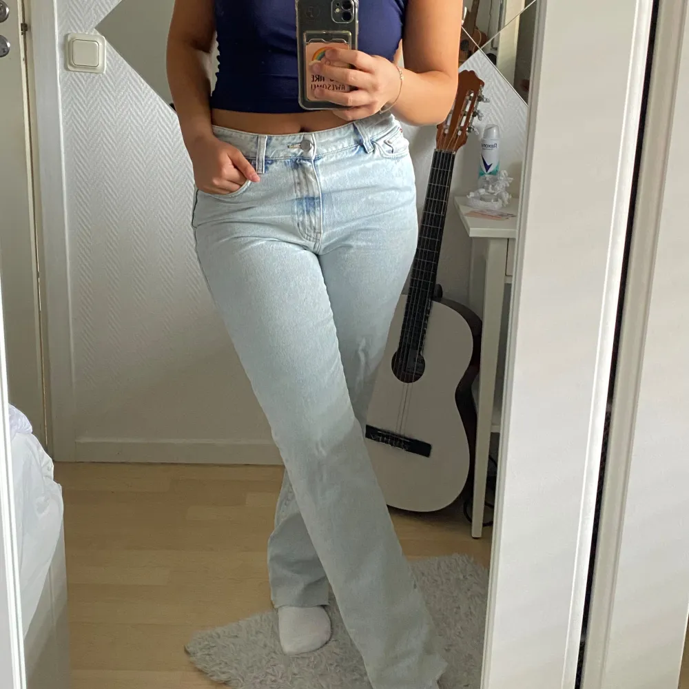 Jeans som är oanvända och är i gott skick. Köpta från new york och butiken Mavi. Står högmidja men skulle säga att dem är midwaist. . Jeans & Byxor.