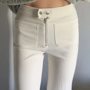 Vita kostymbyxor  - Säljer mina vita kostymbyxor från BikBok. Skriv för fler bilder eller vid funderingar 💞