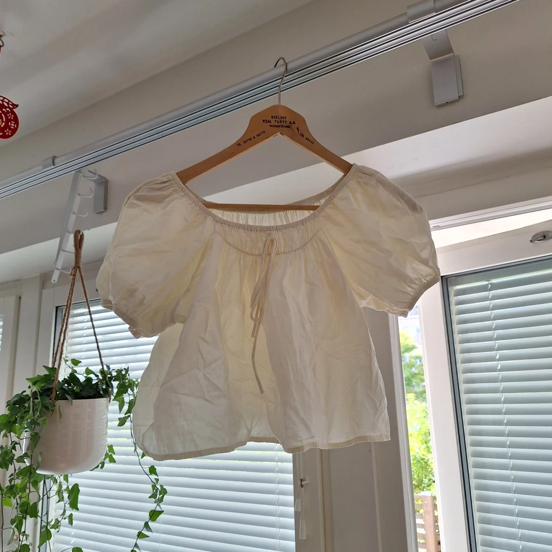 Vit off-shoulder blus