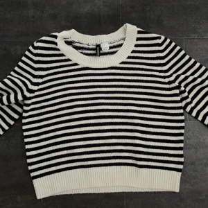 Stickad tröja  - Säljer min randiga stickade tröja från HM då den inte kommer till användning längre. Är storlek 36, men relativt liten i storleken. Skriv för fler bilder eller vid funderingar 💞