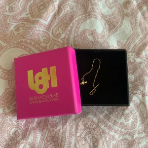 L8H örhänge  - Superfint örhänge från Lotta Hasselblad, aldrig använt !! 