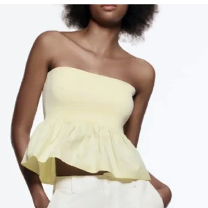Gul axelbandslös topp - Säljer denna fina topp från Zara, i storlek M men den sitter som en S eftersom Zaras storlekar är små! Skriv privat för frågor eller mer bilder!💕