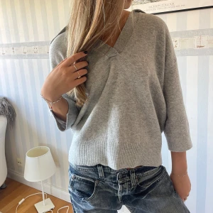 Kroppad v neck  - Från hm, superfin och stickad grå v neck tröja