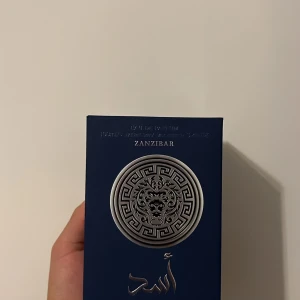 Lattafa Asad Zanzibar - En maskulin god parfym som är en clone på Jean Pauls Le beau. Den är somrig fräsch och väldigt strandig. Har öppnat parfymen och spreyat en gång men den satt inte jätte bra på mig. Säljer den billigare då parfymen är öppnad. Inköpspris 414kr