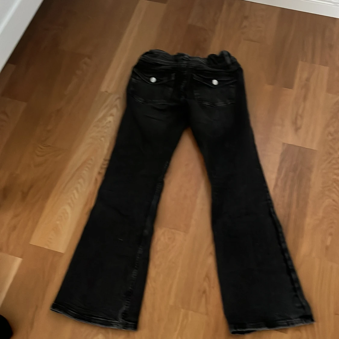 Svarta bootcut jeans från Gina Tricot - 90