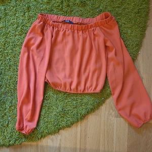 Bikbok no shoulder tröja - Mycket bra skick, använd några gånger. Den är 80 cm runt axlarna. Originalpris 300kr 