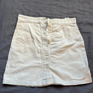 Kjol🤍 - Kjol från monki🫧 Aldrig använt💫 Tvättas innan🫧