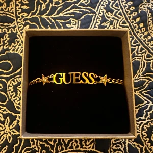 Intressekoll Guess armband - Intressekoll på mitt super fina Guess armband som inte säljs längre. Har bytt till silversmycken nu så den kommer inte till användning längre💓💓