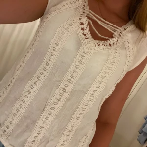 Blus  - Cremefärgad blus ifrån hollister, mycket bra skick 