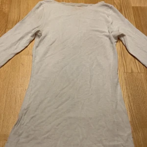 Tröja - Tunn, trendig tröja från intimissimi storlek S färg vit. Använd men väldigt fint skick.