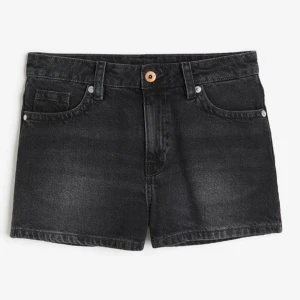 Svarta jeansshorts från H&M - Aldrig använt, nyttskick. Dåligt ljus på bilden men ser ut som på första.